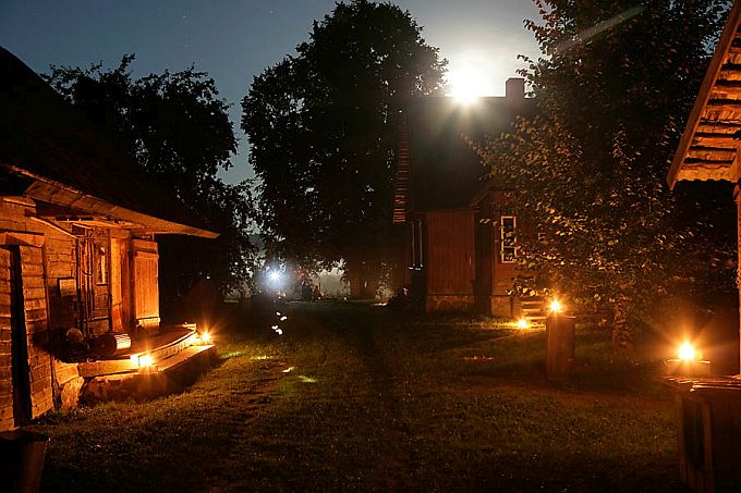 Metsavahitalu Karuskosel. Soomaa
