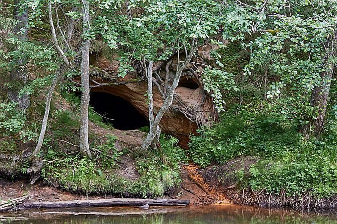 Vokiniidu koobas. Võhandu jõgi 