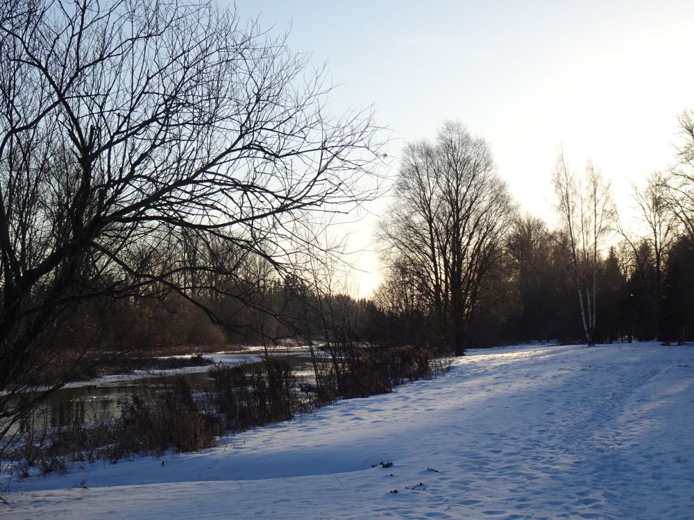 Kolmapäeval oli jõel kallasjää ja luhaniit lume all