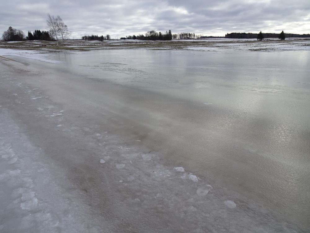 Pühapäevaks jäätusid veeloigud põldudel ja kruusateedel