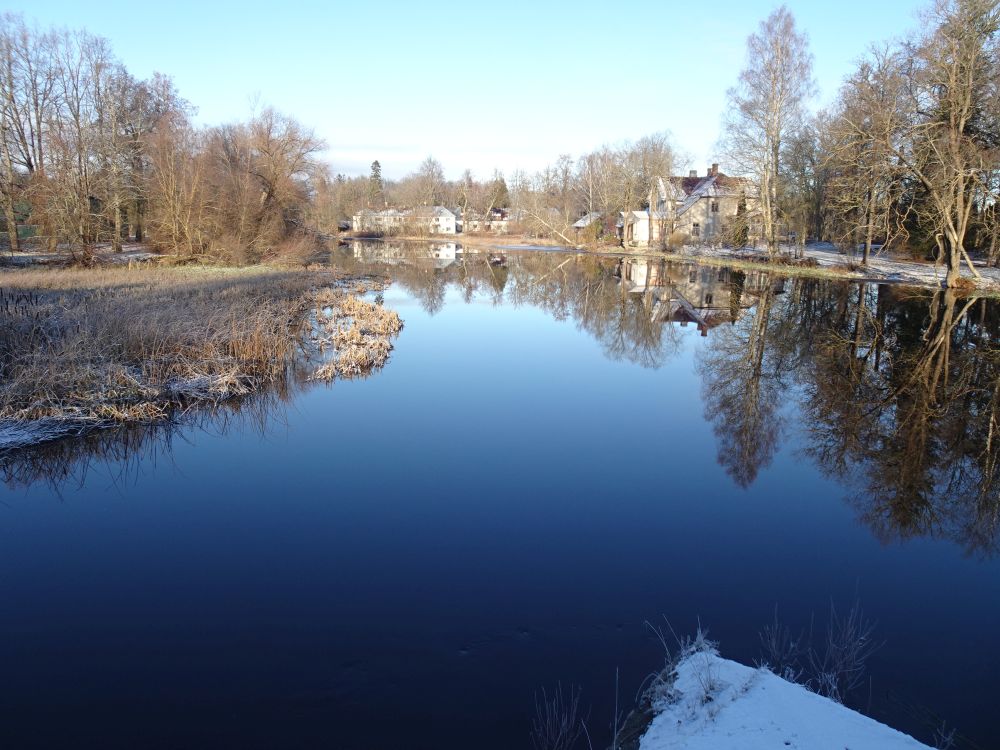 Jõgeva mõisa hooned (vasakul katsejaam ja paremal peahoone) veskijärve ääres