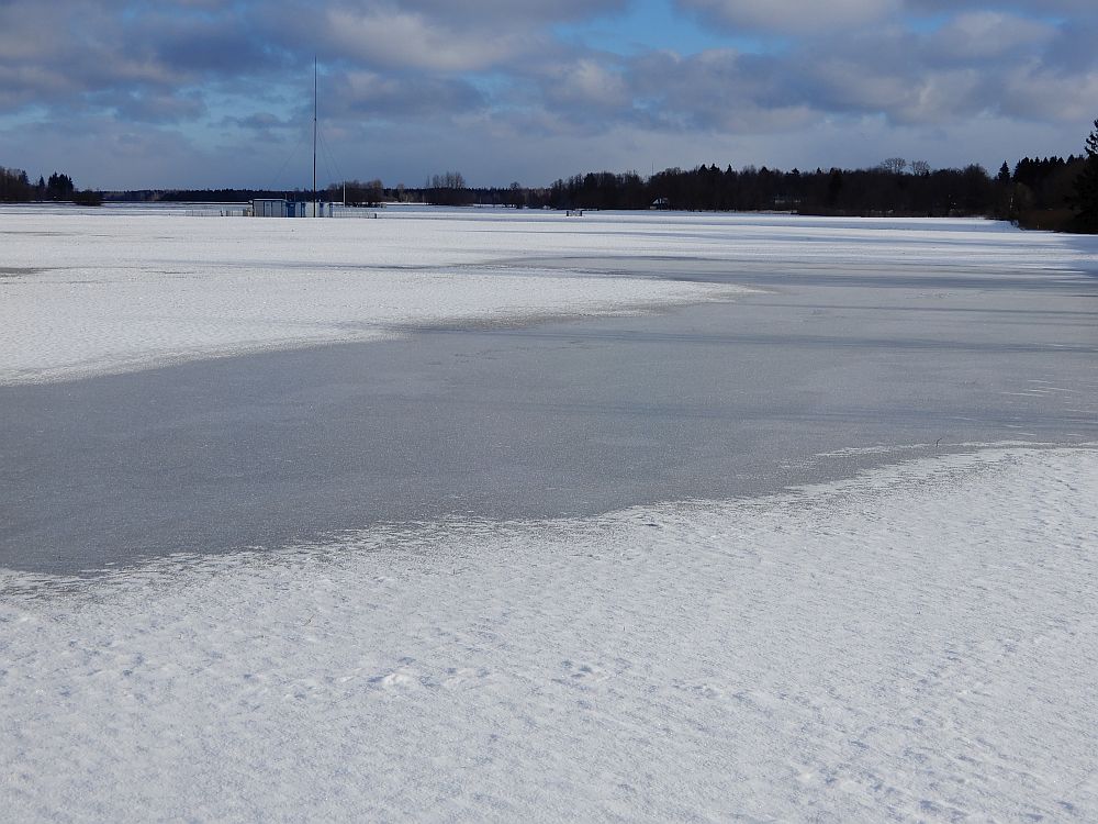 Jäätunud loigud põllul 