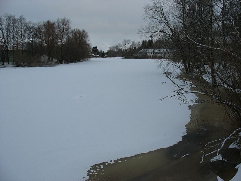 Nädala lõpul oli paisjärve jää kaetud lumega