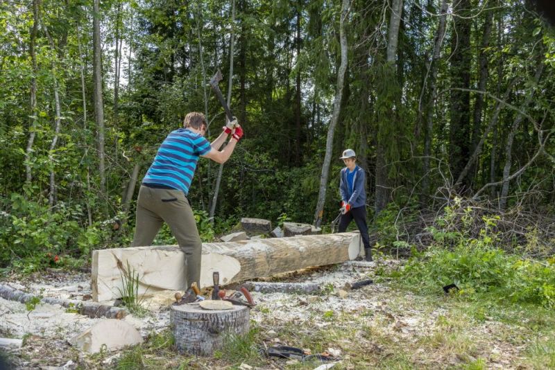 Lootsikuhuvilise Marek Vainula ja Uku-Laur Kübarsepp Soomaal lootsikut tegemas