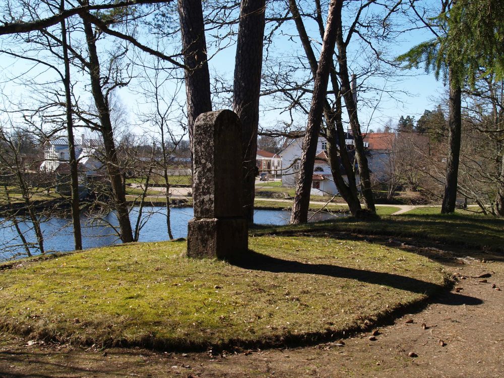 Maareformi mälestuskivi mõisapargis.