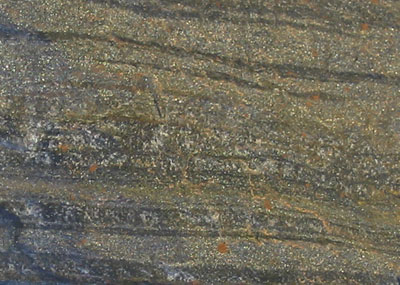 Tumedad kihid koosnevad rauda sisaldavast mineraalist, heledad kvartsiidist 