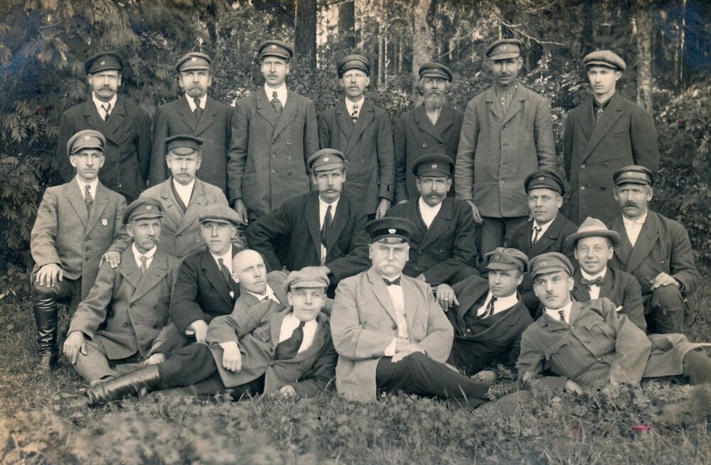 Roela metskonna töötajad 1930ndate algul. Keskel metsaülem Karl Ahrens, kes on tuntud ka Hiiumaale Luidja lepiku rajajana. Lepik istutati XX sajandi alguses tuiskliivade kinnistamiseks