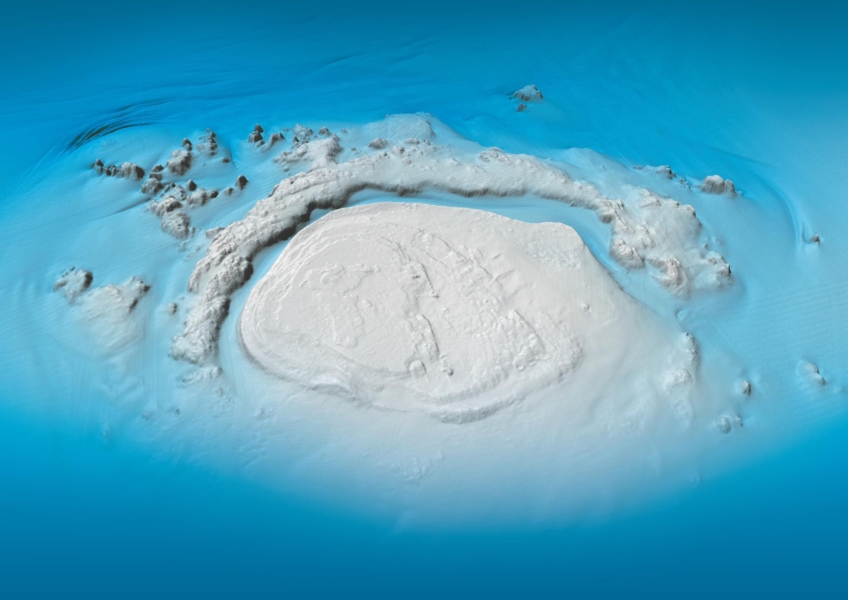 Umbes 535 miljonit aastat vana Neugrundi meteoriidikraater Osmussaarest ida pool koordinaatides 59°20’N; 23°31’E. Kraatri kivikatte vähim sügavus on ligikaudu 1 m. Kuvand Veeteede amet