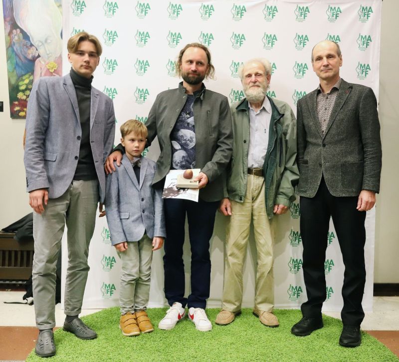 Film "Suur soo" valmis väikese meeskonna tööna kuue aasta jooksul. Pildil on suur osa põhitegijaid: filmi produtsent Riho Västrik (paremal), peategelane Vello Vainura ning filmi autor Remek Meel poegadega.