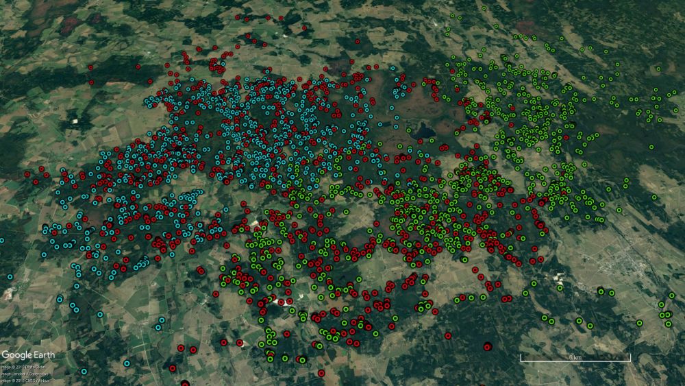 Ühe isaslooma (punased punktid) ja kahe emase ilvese territooriumite kattumine Endla looduskaitseala ümbruses 2014. aastal. Enamiku loomaliikide puhul ei liigu isendid ruumis sugugi juhuslikult, vaid külastavad perioodiliselt samu paiku, mida kokku nimetatakse looma kodupiirkonnaks. 