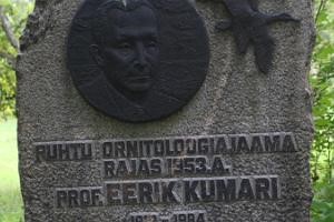 Eerik Kumari mälestuskivi Kirbla astangul