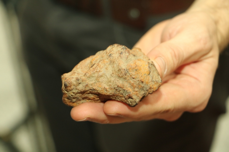 TÜ korraldatud geoloogiakursuse proovikaevamiste käigus leidsid  tudengid ja teadlased Kaalist seni sealse suurima meteoorset päritolu kivimitüki. 396 grammi kaaluv meteoriidikild on teadlaste sõnul harukordne leid.
