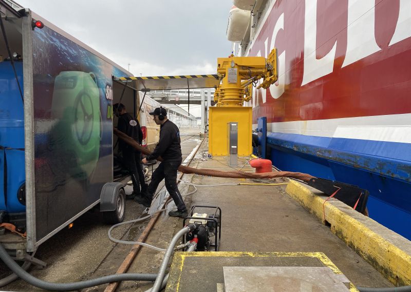 Viking Line´i laeva puhastamine täna Tallinna Sadamas.