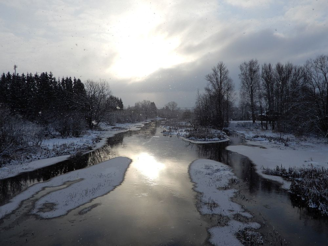 Lumega kaetud kallasjää Pedja jõel