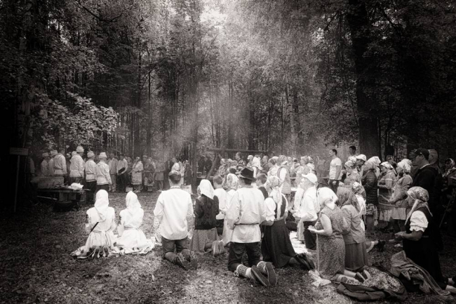 Международный конкурс фотографий священных рощ выиграла фотография Алексея Насырова «В окружении богов».  На зачаровывающей и вроде бы не современной чёрно-белой фотографии видны стоящие на коленях молящиеся люди.