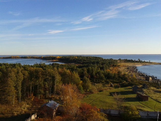 Rannikuala Lahemaal ilmestavad poolsaared, lahed ja hulgaliselt väikesaari, millest suurim on Mohni saar