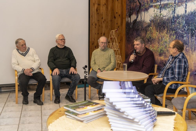 Paneeldiskussioonil arutlevad vasakult vaadates Tiit Randla, Kaarel Tarand, Eerik Leibak, Rein Kuresoo ja Uudo Timm