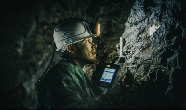 Välitööd Estonia põlevkivikarjääris, põlevkivi kihtide läbilõike varieeruva mineraloogilise ja keemilise koostise ning struktuuri määramiseks