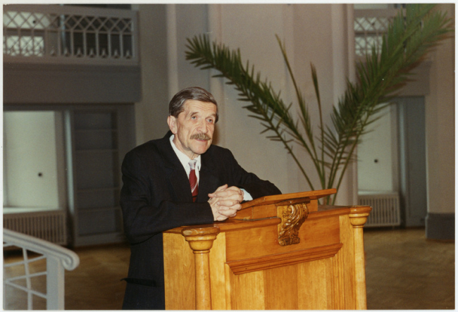 Viktor Masing esineb Tartu Ülikooli ajaloomuuseumi valges saalis tema 70. juubeli konverentsil, 11.aprillil 1995. aastal
