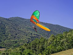 Deltaplano vola nella Valle di Sur a Gardone Riviera Lago di Garda.jpg