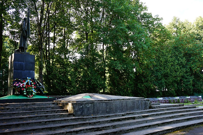 File:! Вижниця (72) Братська могила радянських воїнів.jpg