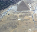 Cimetière ouest panorama et grande pyramide.png